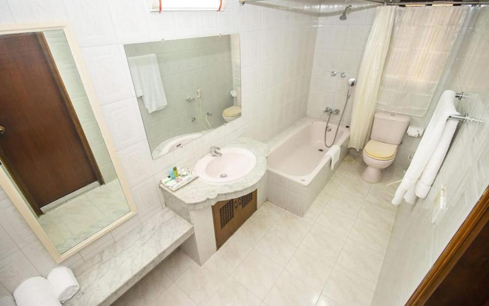 Hotel Suite Palace Baridhara Дакка Екстер'єр фото