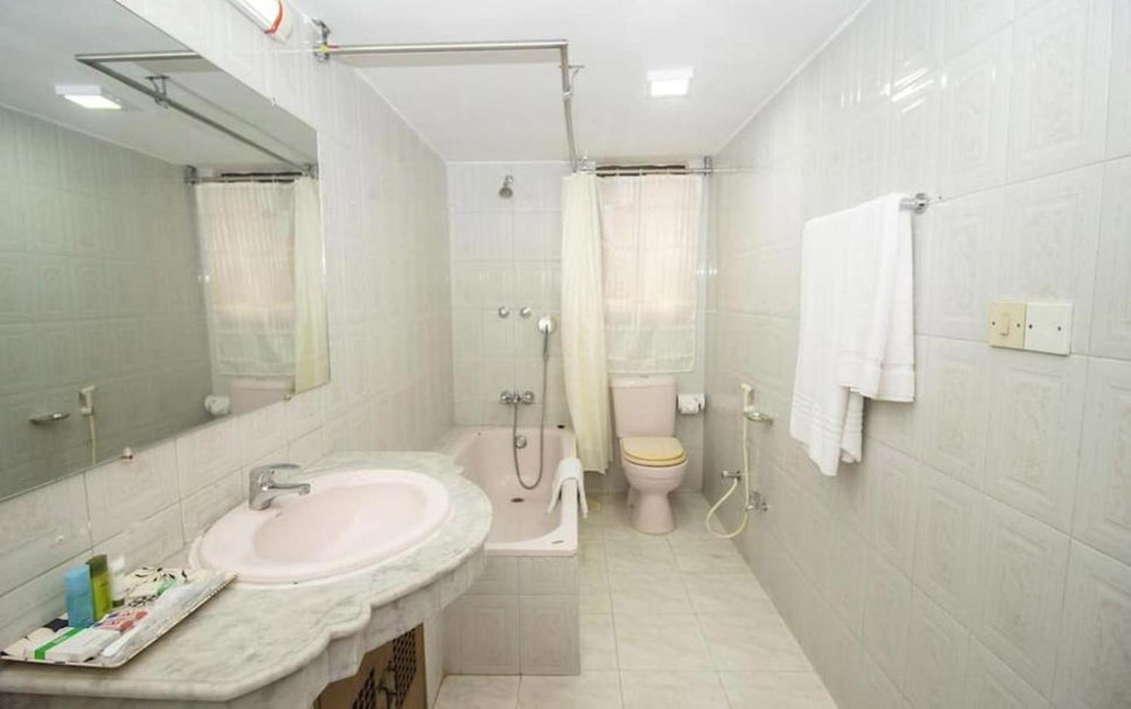 Hotel Suite Palace Baridhara Дакка Екстер'єр фото